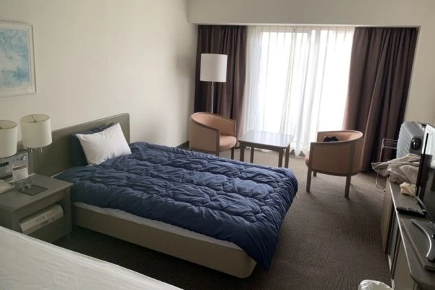 リゾートバイトの客室寮。ホテルの一室が寮として利用でき、ベッドやテーブル、椅子が完備された広くて快適な部屋。