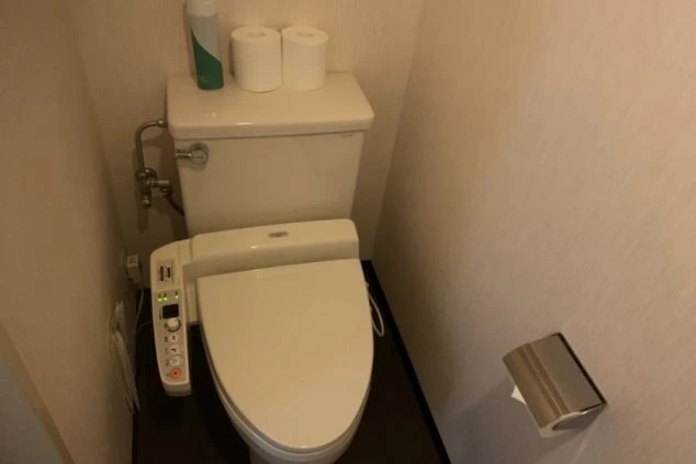 リゾートバイトの客室寮にあるトイレ。温水洗浄機能付きの清潔なトイレで、プライベート空間が確保されている。