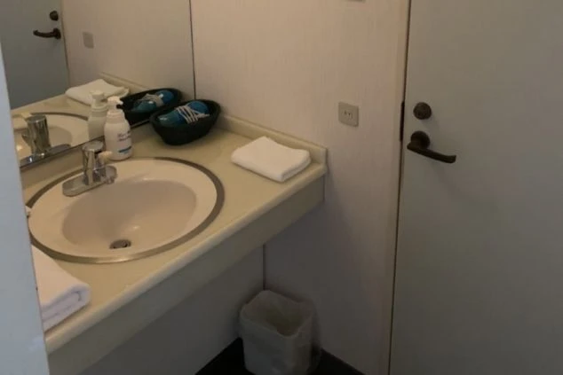 リゾートバイトの寮の洗面所。広々とした洗面台と大きな鏡があり、身支度がしやすい。