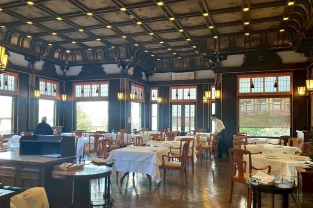 ワクトリ社員が撮影した、歴史あるホテルのレストランの写真。