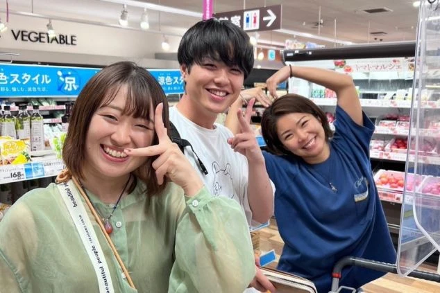 石垣島のリゾートバイト仲間と、スーパーでの買い出し中に笑顔で撮影した日常写真の画像。