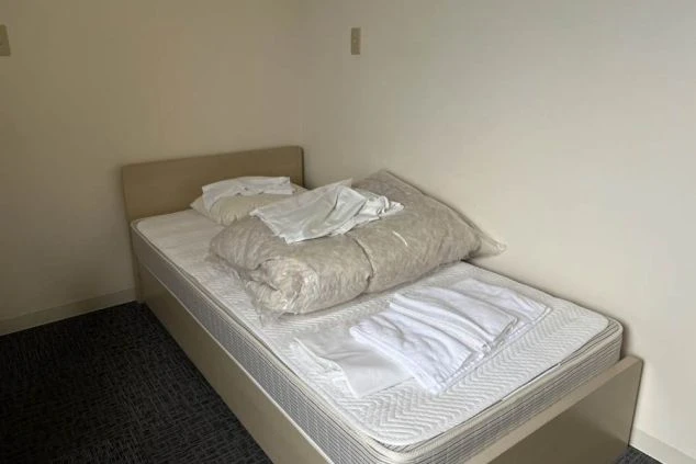 部屋内のシングルベッドの画像。リラックスして過ごせる環境です。