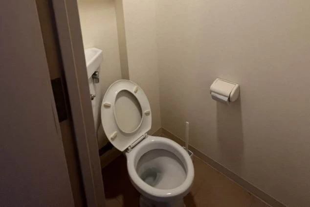 リゾートバイトの寮にある清潔なトイレの画像。白を基調としたシンプルなデザイン。