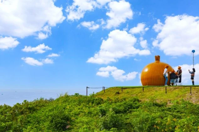 建築家・安藤忠雄氏が設計した、淡路夢舞台のコンクリートの回廊。無機質なコンクリートと、空の青さが対照的な、アートな空間です。