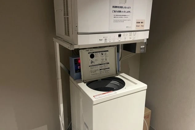 リゾートバイト寮の共用洗濯機と乾燥機。住み込みでも快適に生活できる家電付きの寮。