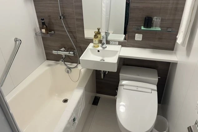 リゾートバイト寮の浴室。バスタブとシャワー、トイレが一体になった清潔なユニットバス。