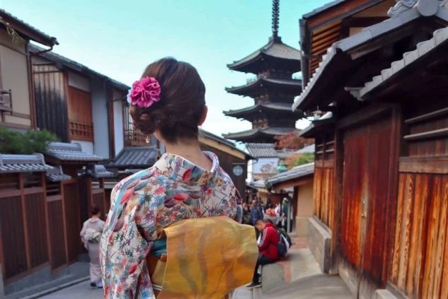 京都を着物で歩く女性の後ろ姿。