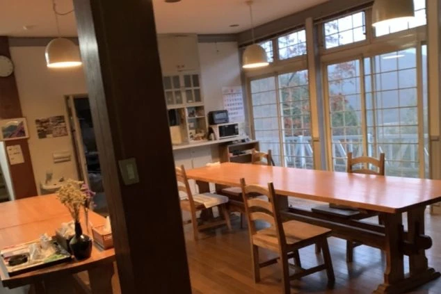 狭いスペースに設置された上下2段の洗濯機と乾燥機。