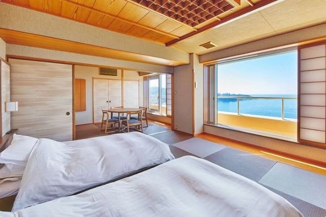 リゾートバイトの勤務先ホテルの客室。和洋室の広々とした客室から海を望む。