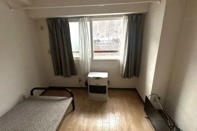 リゾートバイト寮の寝室の画像。