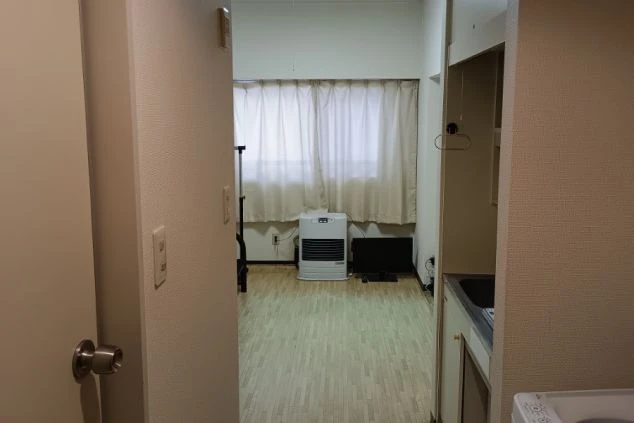 リゾートバイト寮の廊下からの画像。