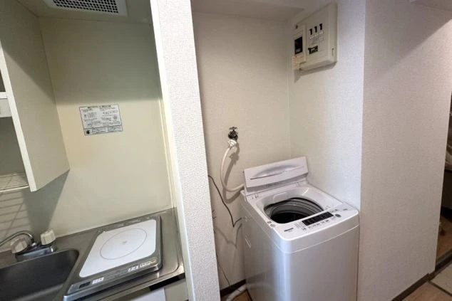 リゾートバイト寮のキッチンの隣の洗濯機設備の画像。