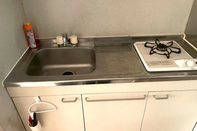 リゾートバイト個室寮の室内キッチン。ガスコンロ完備で自炊ができるため、食費を節約したい方にも最適な環境。