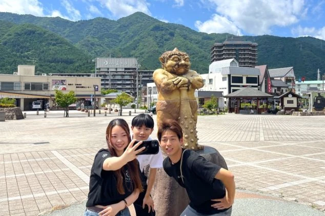 晴れた日の鬼怒川温泉駅でワクトリスタッフが撮影したリゾートバイトする男女の画像