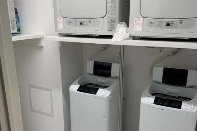 神奈川県・箱根のリゾートバイトの寮内の洗濯機の画像。