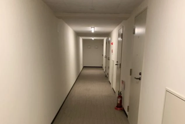 神奈川県・箱根のリゾートバイトの寮の廊下の画像。各部屋に扉がありプライベートも安心。