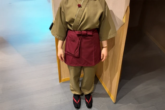 和服の制服を着用したホールスタッフ。旅館のおもてなしを感じさせる制服が映る職場のイメージ画像。リゾートバイトの接客業務。