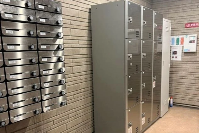 リゾートバイトの完全個室寮の外観(玄関)。ポストが設置されている。