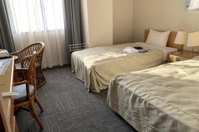 リゾートバイトの客室寮の写真。ツインベッドの部屋。