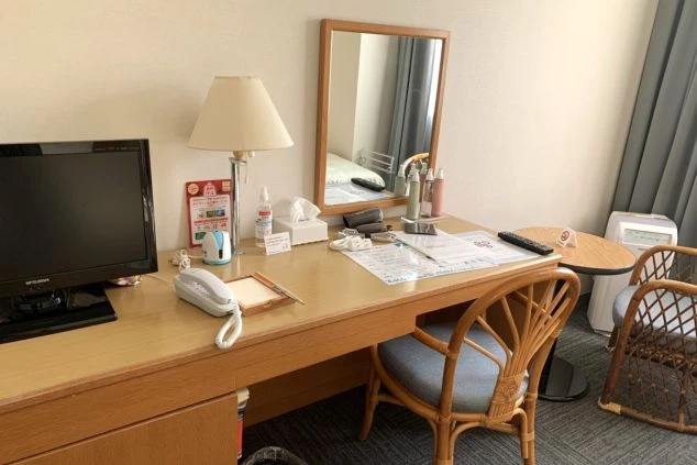 リゾートバイトの客室寮のデスク。TVもあり便利。