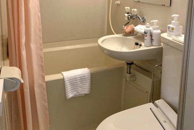 リゾートバイトの客室寮のユニットバス。トイレと洗面台、浴槽。