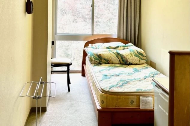 リゾートバイトの館内寮の洋室タイプの画像。