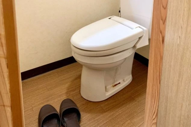 リゾートバイトの館外個室寮の部屋にあるトイレの画像。