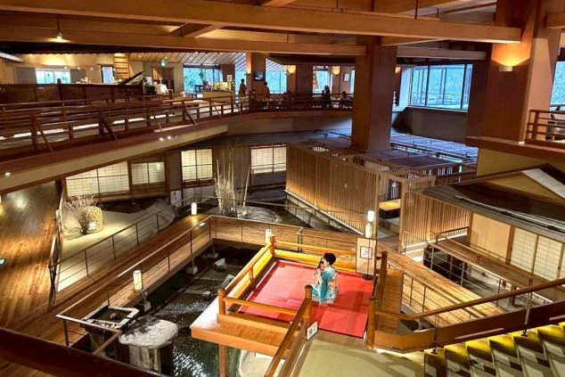 リゾートバイトの勤務先の旅館の客室。広々としたツインベッドがある。