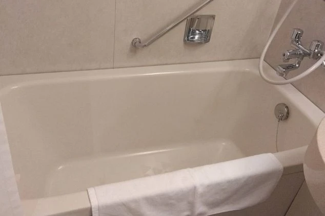 客室寮の浴槽（バスタブ）の画像。リゾートバイトの寮でも、足を伸ばしてゆっくりお風呂に入れる設備の例。