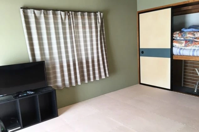 リゾートバイトの寮(1LDKタイプ)のキッチン。冷蔵庫や電子レンジ、トースターなど、自炊に必要な家電が揃っています。