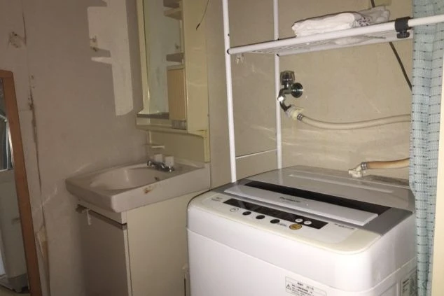 リゾートバイトの寮(1LDKタイプ)の洗面所と洗濯機。室内に洗濯機があるので、いつでも気兼ねなく利用できます。