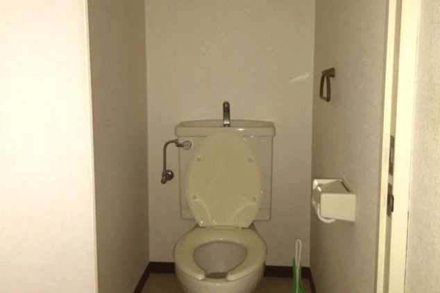 リゾートバイトの寮(1LDKタイプ)のトイレ。バスルームとは別の、独立した個室になっています。