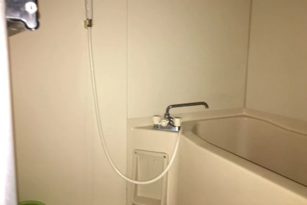 リゾートバイトの寮(1LDKタイプ)のお風呂。清潔なユニットバスで、一日の疲れをゆっくりと癒せます。