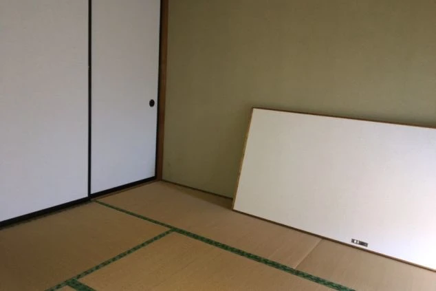 リゾートバイトの寮(2LDKタイプ)にある和室。寝室として、またはリビングとして、落ち着いて過ごせる畳の部屋です。