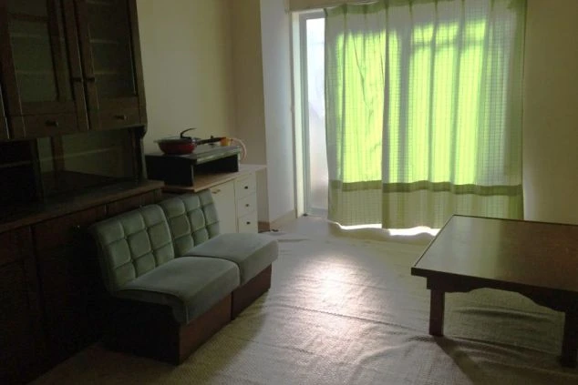 リゾートバイトの寮(2LDKタイプ)のリビングダイニング。ソファやテーブル、食器棚も完備の空間です。