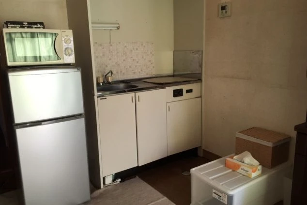 リゾートバイトの寮(2LDKタイプ)のキッチンエリア。冷蔵庫と電子レンジが備え付けられています。