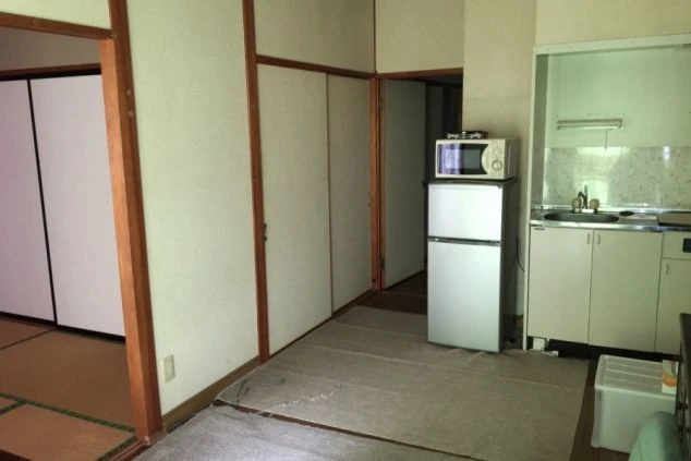 リゾートバイトの寮(2LDKタイプ)のキッチンとリビング。仲間と共有で使える、広々とした空間です。