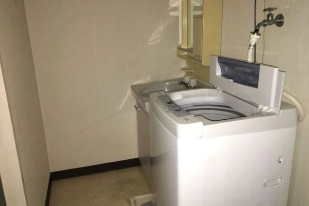 リゾートバイトの寮(2LDKタイプ)の洗面所と洗濯機置き場。室内に洗濯機があるので、いつでも洗濯ができて便利です。