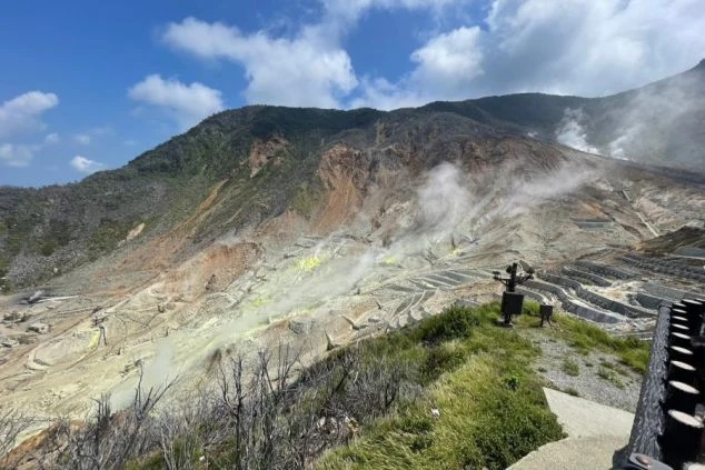 火山活動が活発な大涌谷。白い噴煙と黄色い硫黄が広がる絶景。
