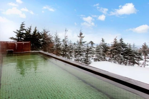 雪に囲まれた露天風呂。冬のリゾートバイトは、仕事の後に温泉でゆっくり疲れを癒せるのが魅力です。