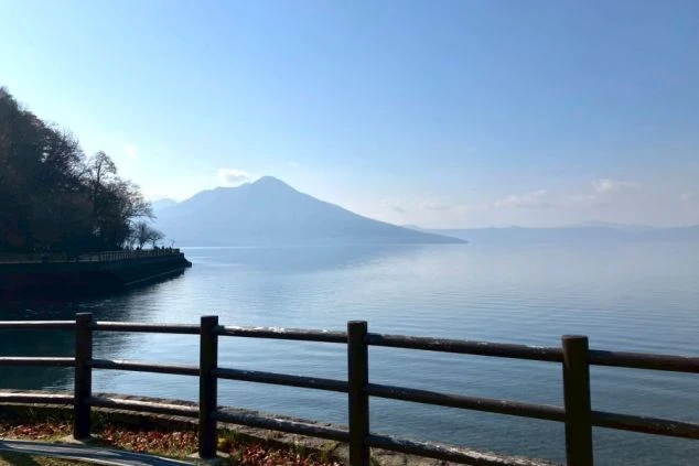 北海道千歳市にある支笏湖の穏やかな湖畔と山々の風景。