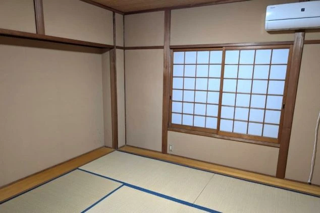 リゾートバイト用スタッフ寮の画像。清潔な畳敷きの和室個室で、障子から柔らかな光が差し込む落ち着いた住み込み環境。