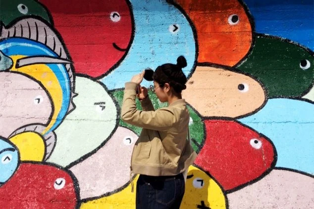 淡路島のアートの前で撮ったお洒落な女性の写真。