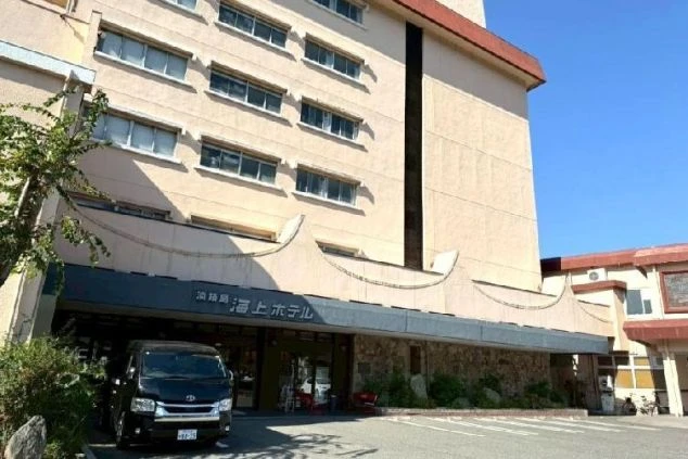 リゾートバイト住み込み求人の勤務先である観光ホテルの外観。送迎車も完備された規模の大きな宿泊施設。