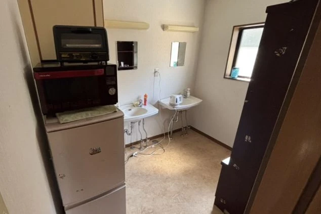 共用部分の洗面所、冷蔵庫、電子レンジです