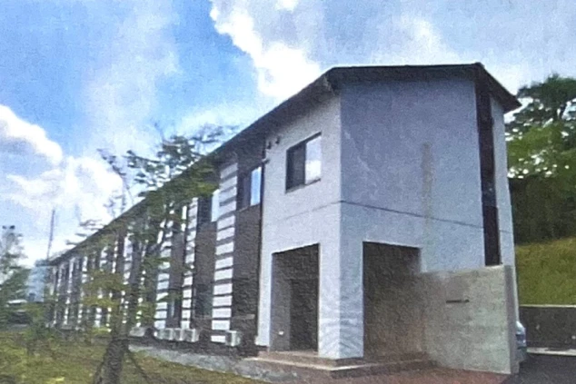 リゾートバイトの社員寮の外観を表現するイメージ画像。白とグレーを基調とした、2階建てのシンプルな建物。