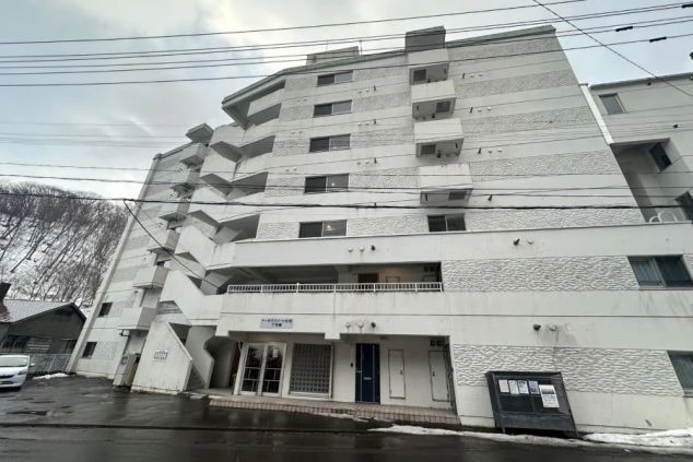 北海道登別温泉でリゾートバイトをするスタッフが住み込む寮の外観の画像。