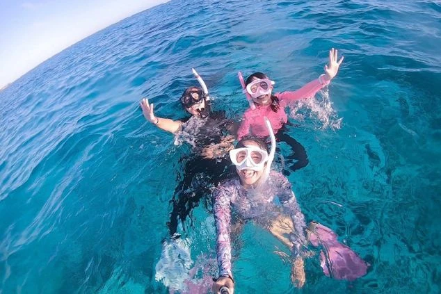 透き通る海でシュノーケリングを楽しむ様子。リゾートバイトなら、休日にダイビングやマリンスポーツ三昧の日々です。