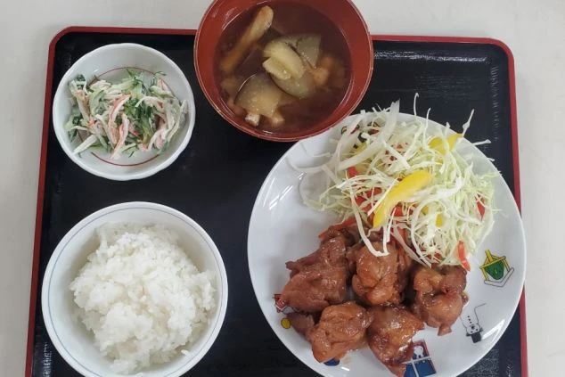 リゾートバイトの賄いで提供される唐揚げ定食の画像。