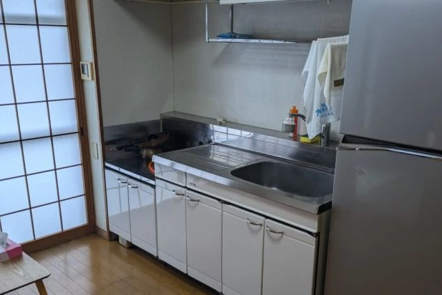 リゾートバイトの寮のキッチン。シンク、コンロ、冷蔵庫が揃っており、自炊も可能なアパートタイプです。